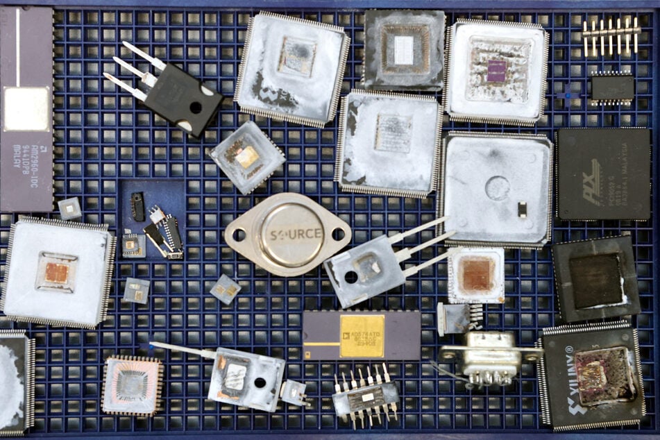Elektronischer Bauteil-Mix, doch ist auch alles echt? Das Labor von 4Source ist Bauteilfälschern auf der Spur.