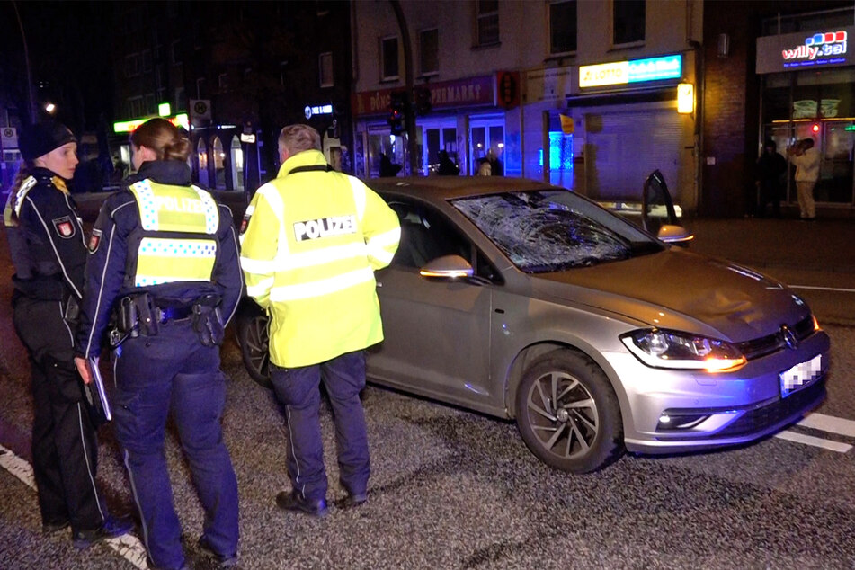 In Hamburg ist am späten Abend ein stark betrunkener Mann (38) von einem Auto erfasst und schwer verletzt worden.