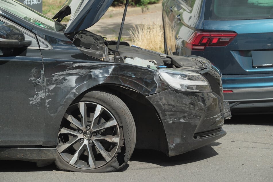 Ein Reifen des Volvo platze, zudem ist das Auto stark demoliert.