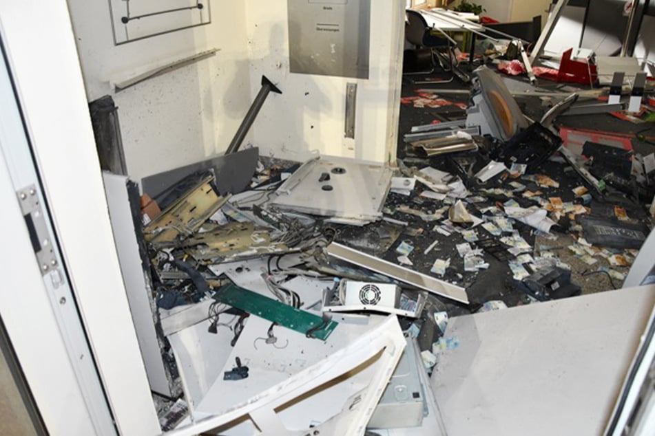 Sparkassen-Automat gesprengt und geflohen: Konnten die Täter Geld erbeuten?