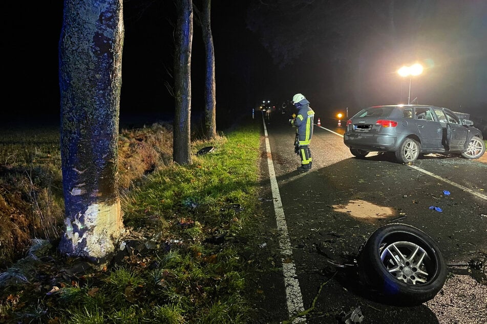 Der Audi A3 war auf gerade Strecke von der Fahrbahn abgekommen und gegen einen Baum geknallt.