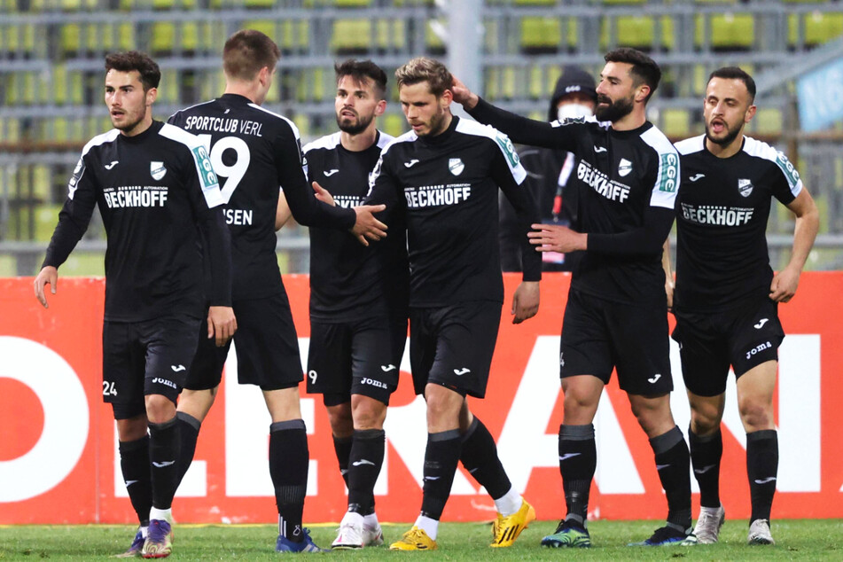 Justin Eilers (32, 3.v.r.) schoss den SC Verl bei Türkgücü München zum 2:1-Auswärtssieg.