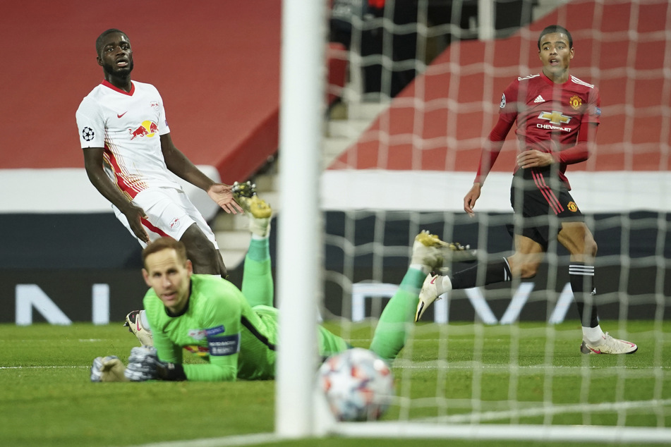 Da blieb nur der resignierte Blick zum Tor: Der Treffer von Mason Greenwood (19) zum zwischenzeitlichen 1:0, leitete die RB-Niederlage ein.