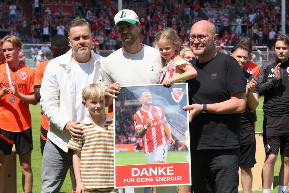 Das Ende von Timmy Thiele (34, mit Cap) in Cottbus hatten sich Spieler wie Klub anders vorgestellt.