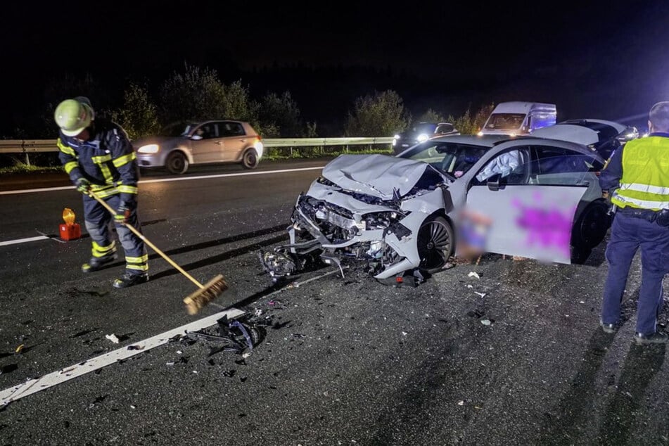 Nach dem Unfall ist auch der Wagen von Milla Pink (40) samt ihrem Logo Schrott.