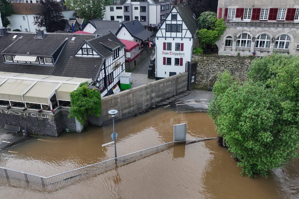 Im Kölner Stadtteil Rodenkirchen wurde das Hubtor geschlossen, um die Straßen vor Überschwemmungen zu schützen.