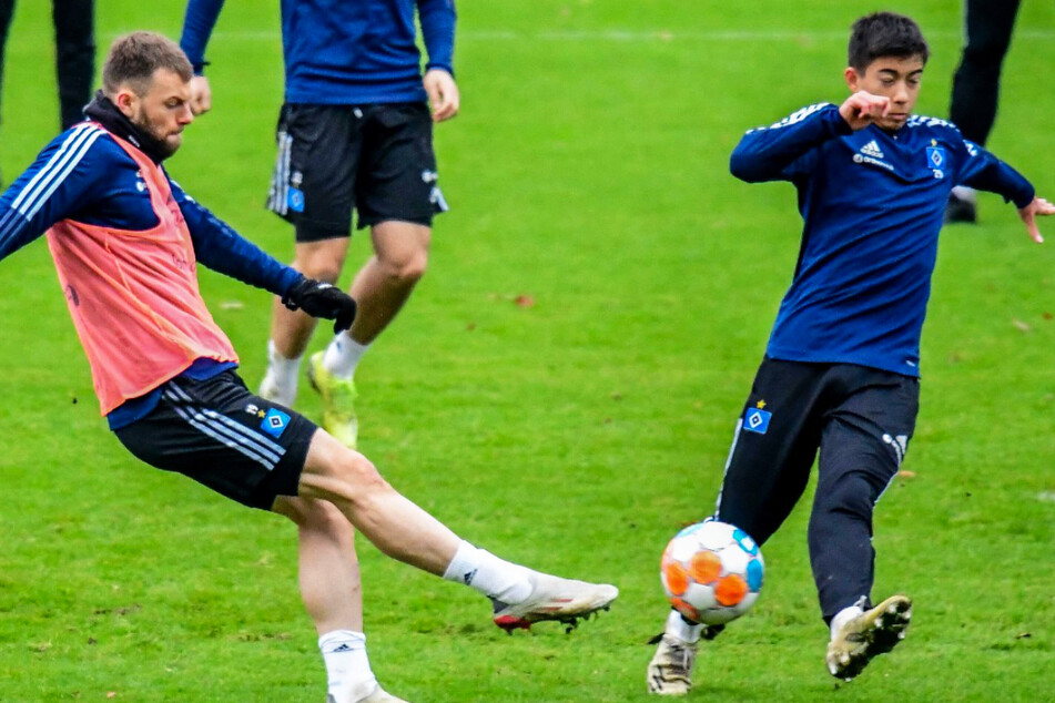 Eigengewächs Felix Paschke (18, r.) hat seinen Vertrag beim Hamburger SV bis 2024 verlängert.
