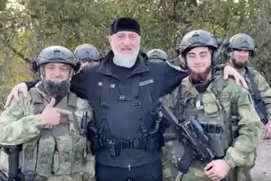 Tschetschenische Einheiten erlitten hohe Verluste, nachdem sie übermütig wurden und Fotos auf den sozialen Netzwerken teilten. Über sogenannte Meta-Daten konnte die ukrainische Armee Rückschlüsse auf deren Standort ziehen und nahm Kadyrows Soldaten unter Artillerie-Feuer