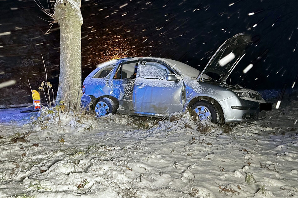 Auf der S127 krachte ein Autofahrer mit seinem Wagen im Schneetreiben gegen einen Baum.