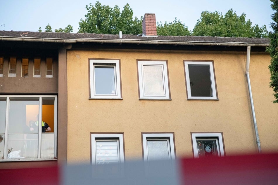 Tatort ist dieses Mehrfamilienhaus auf der Carl-Duisberg-Straße in Dormagen.
