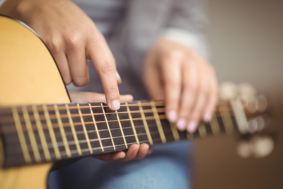 Sechs Saiten und fünf Finger? Im Musikunterricht lernt man, dieses Problem zu meistern. (Symbolbild)