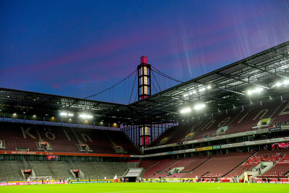 Das RheinEnergieSTADION vom 1. FC Köln muss vorerst weiter ohne Fans auf den Rängen auskommen.