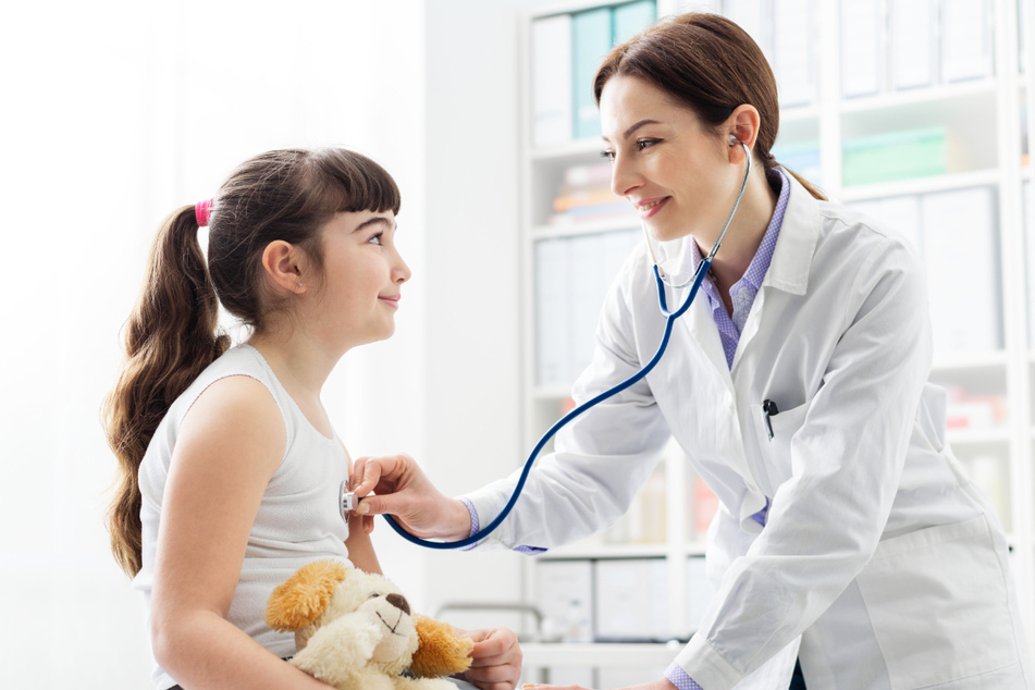 Wenn es dem Kind nicht gut geht, ist die Bereitschaftspraxis der KV Sachsen am Klinikum Chemnitz erreichbar. (Symbolbild)