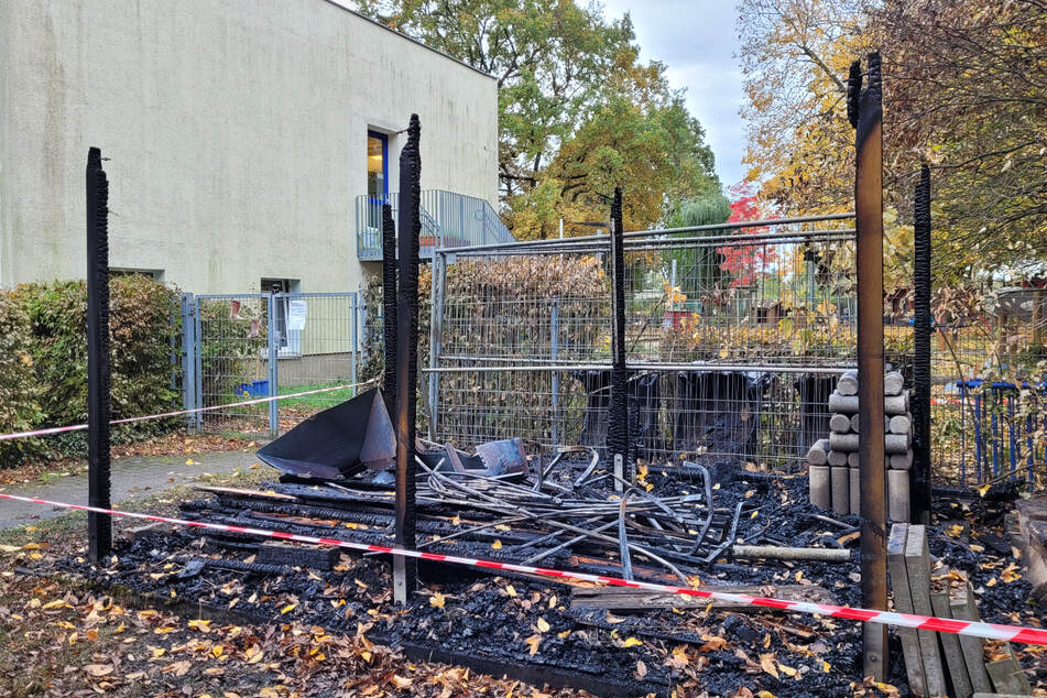 Der Holzschuppen brannte völlig aus.