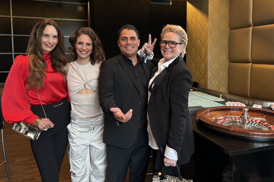 Stefanie und Silva Gonzalez zusammen mit Claudia Effenberg und Unternehmerin Yvonne Bhatia (l.) bei einem Charity-Spieleabend in Hamburg.