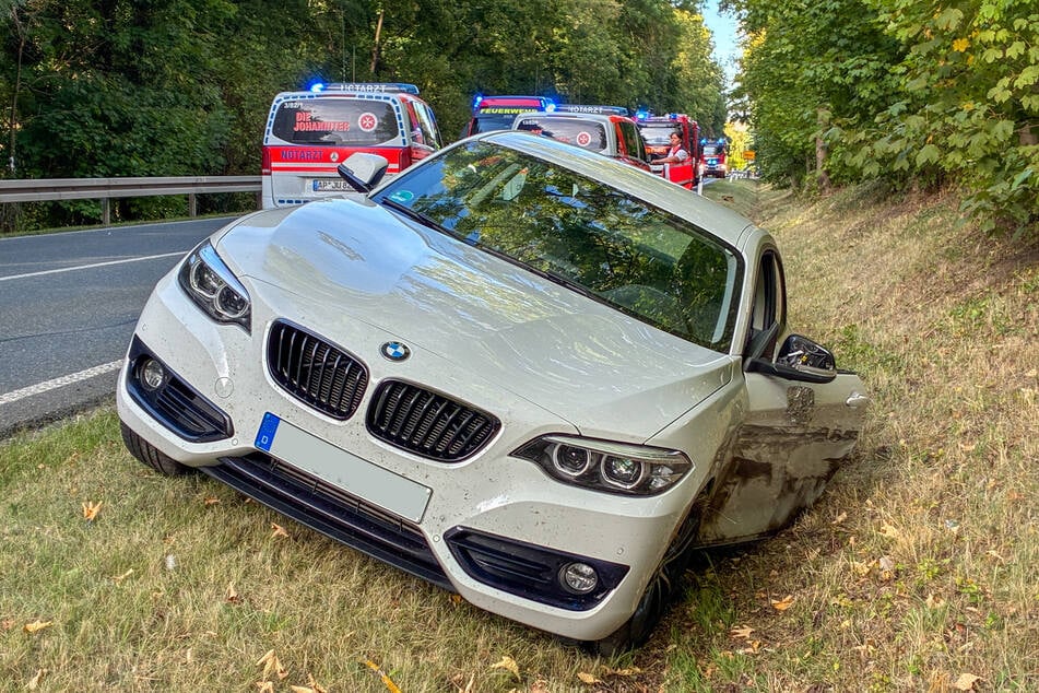 Der BMW blieb im Straßengraben stehen.