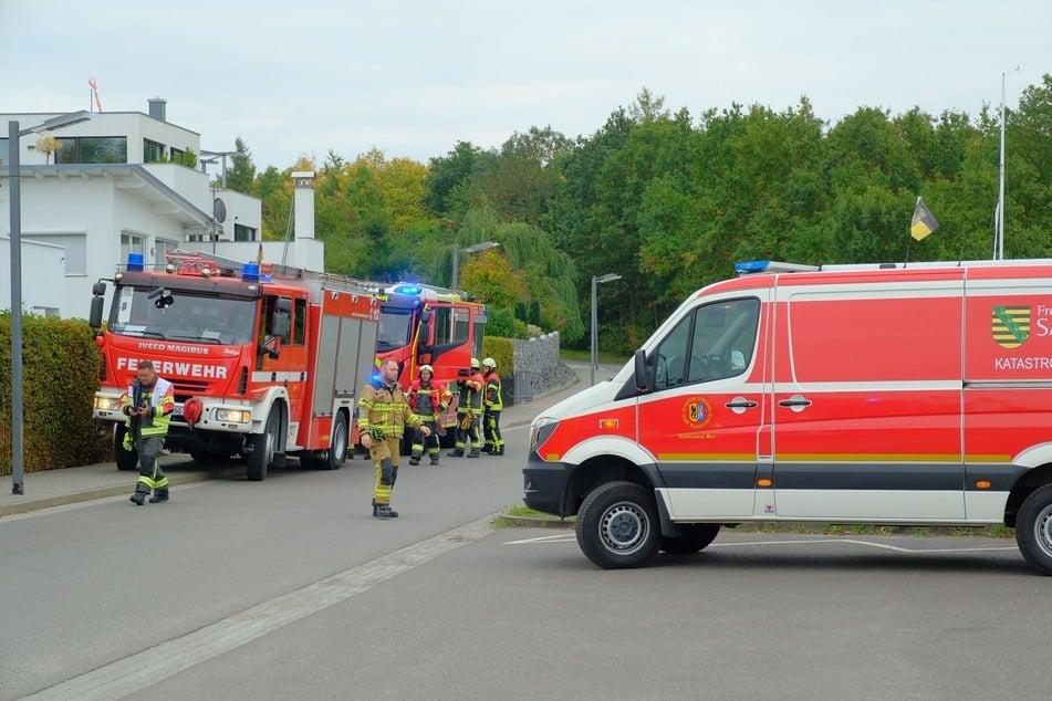 Zahlreiche Feuerwehren des Landkreises Leipzig waren am Samstagvormittag zum Cospudener See geeilt.