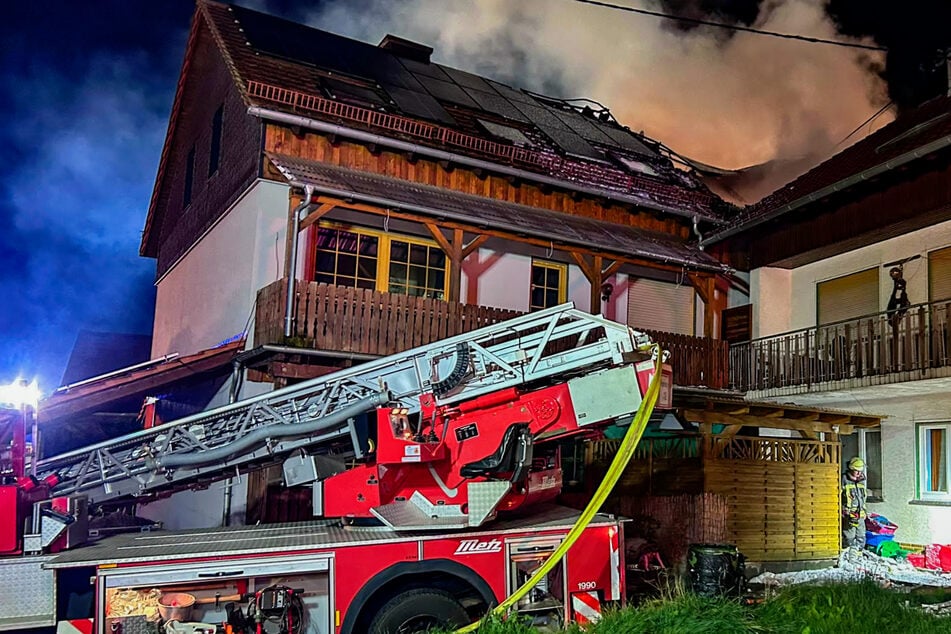 Ein Übergreifen der Flammen auf das direkt angrenzende Wohnhaus hatte die Feuerwehr nicht verhindern können.