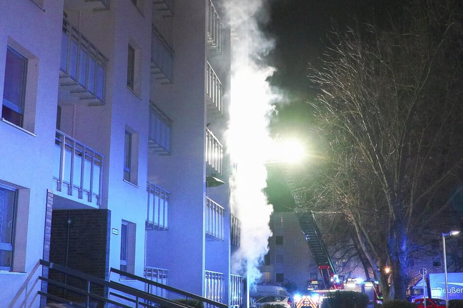 Der Brand ist aus bislang unklarer Ursache im Erdgeschoss des achtgeschossigen Mehrfamilienhauses ausgebrochen.