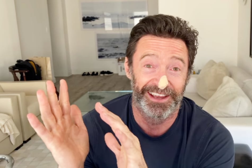 Hugh Jackman (54) bereut es, in jungen Jahren nicht besser auf seine Haut geachtet zu haben.