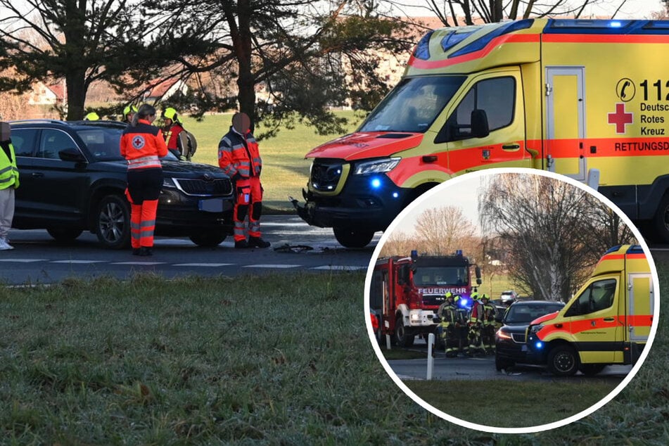 Rettungswagen nach Unfall auf Kreuzung Schrott
