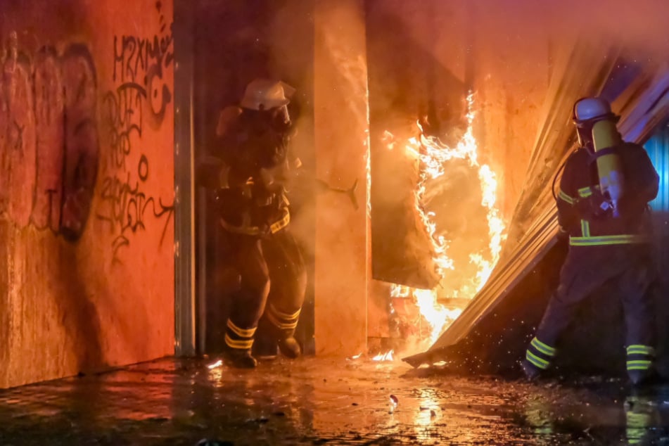 Hamburg: Brand in altem Baumarkt: Feuerwehr kämpft gegen Flammen und Rauch