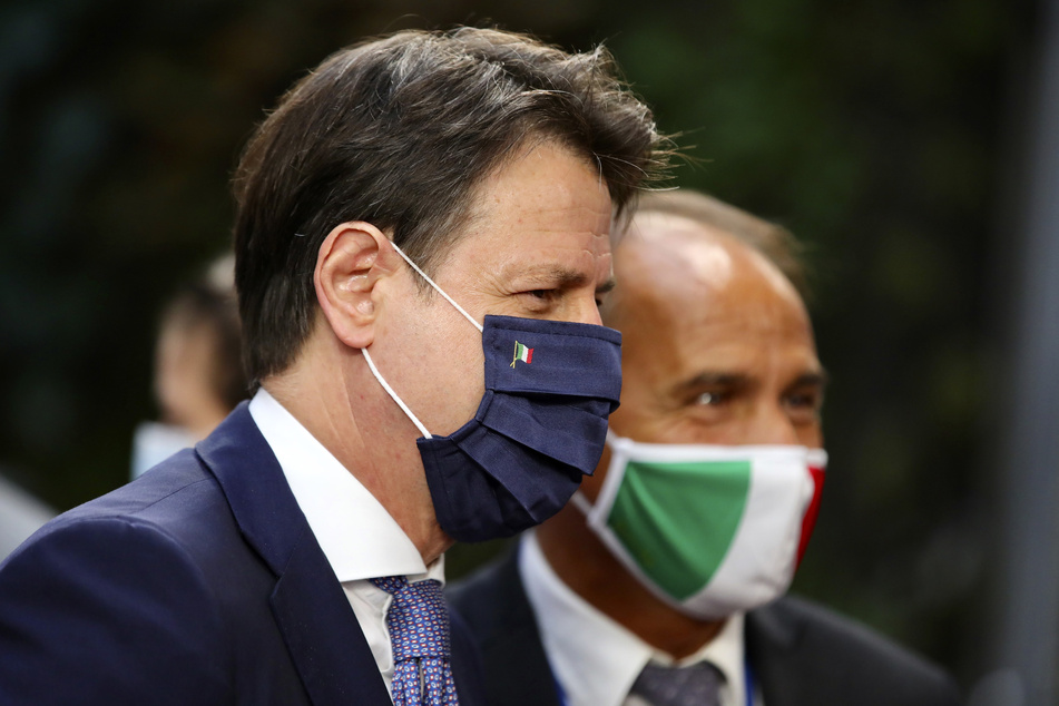 Italiens Ministerpräsident Giuseppe Conte (l) trifft am zweiten Tag des EU-Gipfels im Gebäude des Europäischen Rates ein.