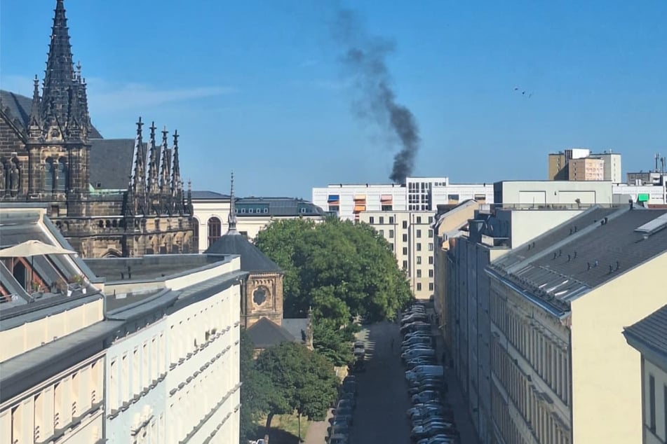 Über dem Leipziger Stadtteil Reudnitz-Thonberg stieg am frühen Freitagabend dichter Rauch auf.