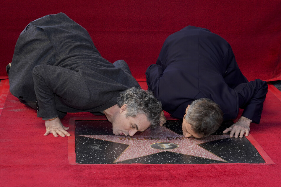 Willem Dafoe (r.) und sein guter Freund Schauspieler Mark Ruffalo küssen Dafoes neuen Stern auf dem Hollywood Walk of Fame.
