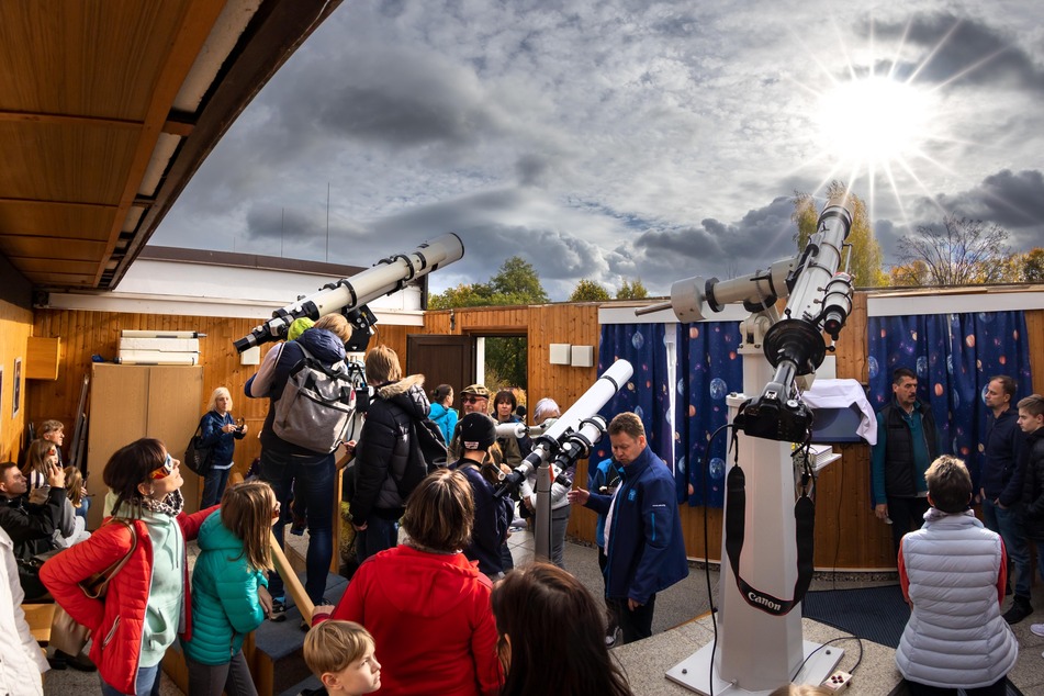 In Drebach beobachteten die Besucher an mehreren Teleskopen das Naturphänomen.