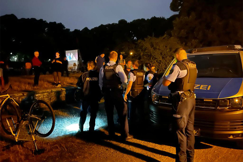 Die Polizei musste am Donnerstagabend am Richard-Wagner-Hain eingreifen, nachdem Aktivisten eine Filmvorführung gestört hatten und es daraufhin zu Auseinandersetzungen mit dem Veranstalter gekommen war.