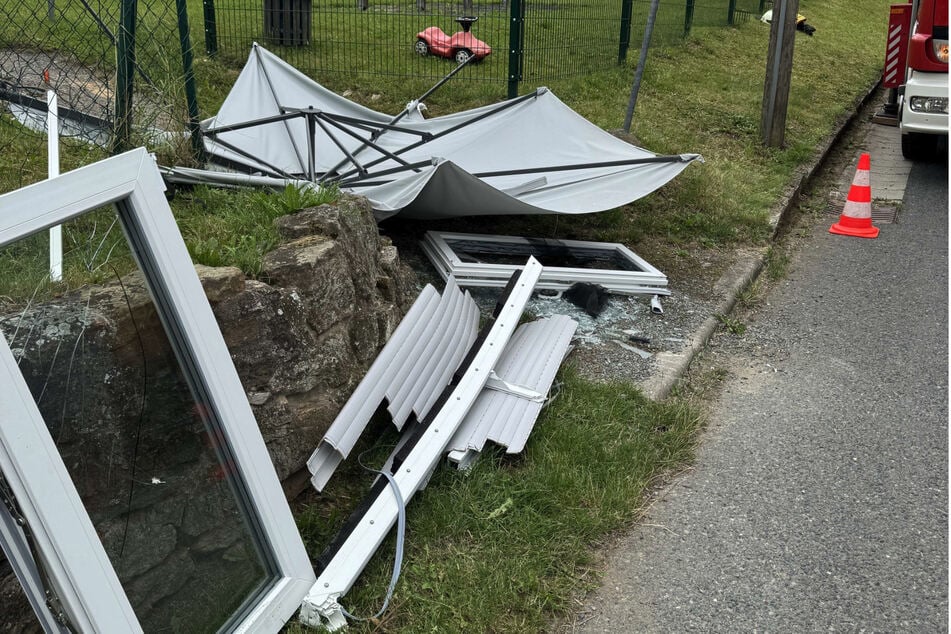 Trümmerteile liegen vorm Haus.