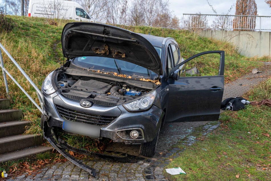 Dieser Hyundai kam von der Straße ab und knallte gegen ein Geländer.