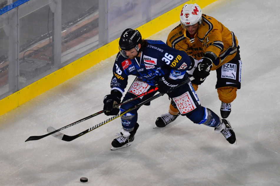 Eislöwe René Kramer (l.) verteidigt hier gegen Philip Kuschel die Scheibe.