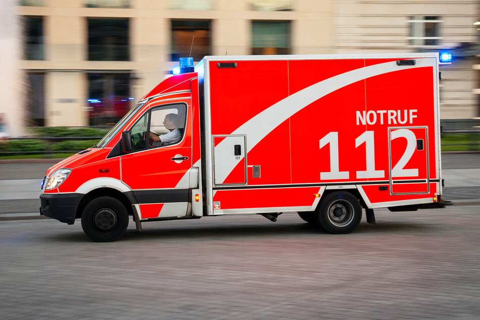 Die Besatzung eines Rettungswagens stoppte einen betrunkenen Autofahrer. (Symbolbild)