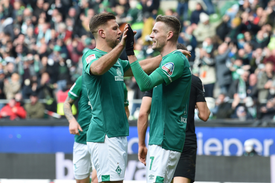 Werders erfolgreiches Sturmduo Marvin Ducksch (r.) und Niclas Füllkrug feiern dessen 2:1.