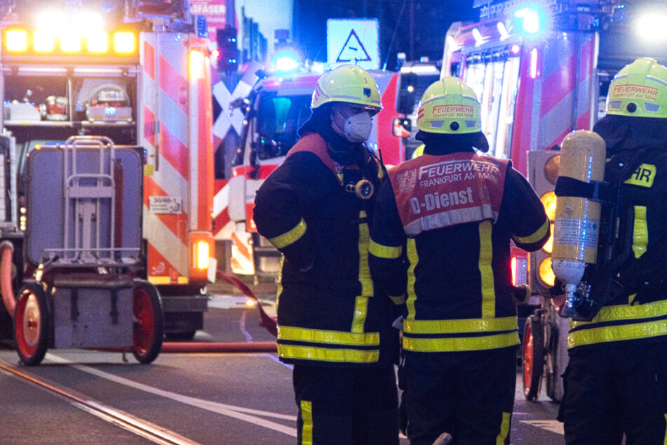 Der Brand in einem Wohnhochhaus in Frankfurt-Nied am Montag löste einen Großeinsatz der Feuerwehr aus.