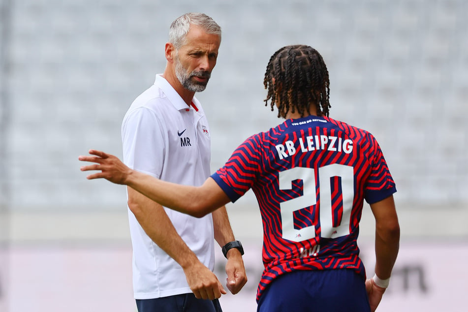 RB Leipzigs Neuzugang Xavi Simons (20) hatte einige Dinge mit Trainer Marco Rose (46, l.) zu klären. Der Coach lobte im Nachgang den Niederländer aber.