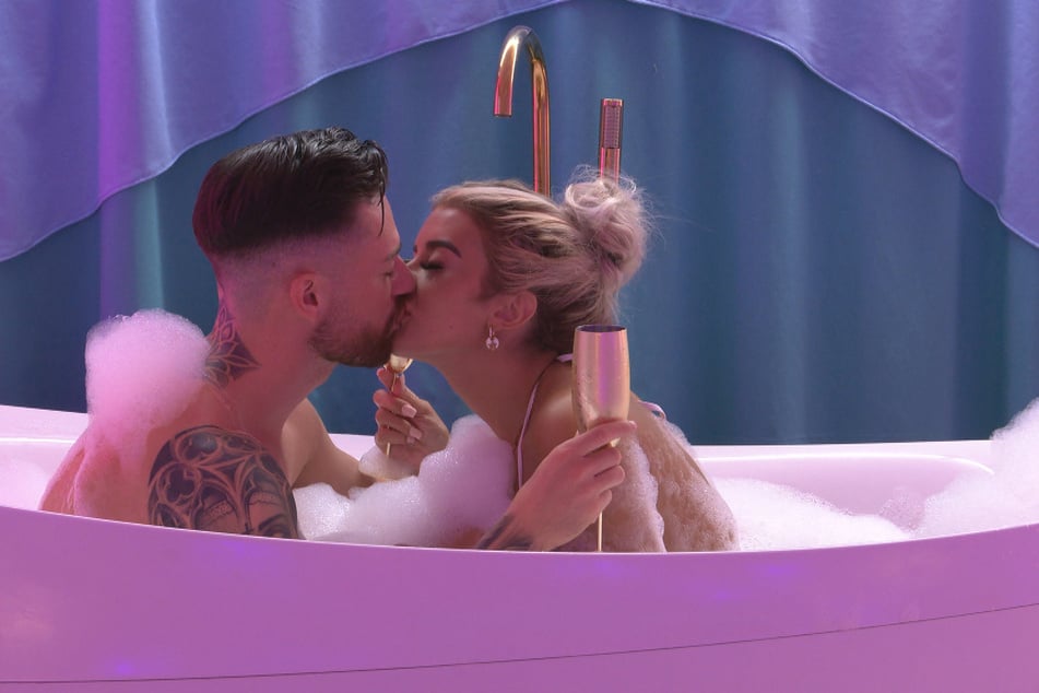 Luca (27) und Jenny (22) tauschen im Private-Suite-Pool innige Küsse.