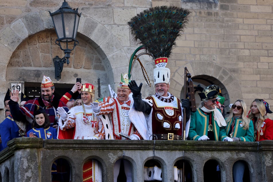 Das Kölner Dreigestirn strahlt mit den Jecken um die Wette. Mit dabei sind beim diesjährigen Rosenmontagszugs auch die Geissens (rechts im Bild).