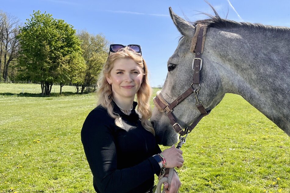 Pferdewirtin Carolin aus Hessen hatte mit 26 Jahren noch nie einen festen Partner.