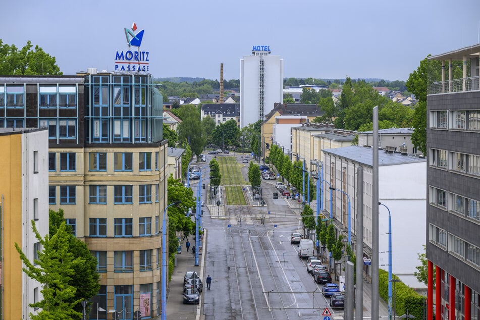 Die Reitbahnstraße in Chemnitz: Hier kam es am Donnerstagabend zu einer brutalen Attacke. Ein junger Mann (18) wurde von mehreren Personen niedergeschlagen.