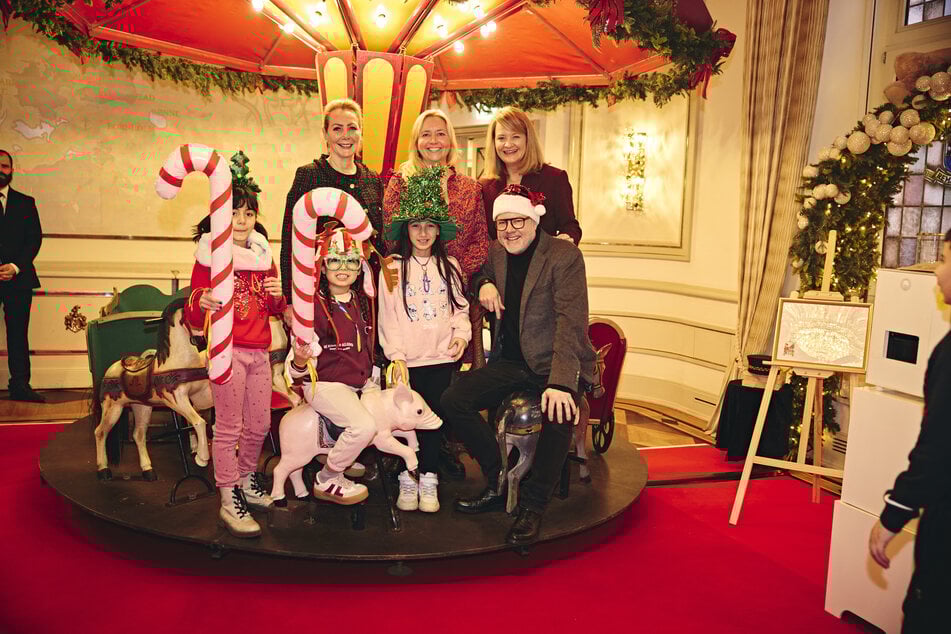 Kiki Fehlauer (v.l.n.r.), Ann-Marie Nappar, Anna Ziegler und Nils Julius, Mitinitiator der Initiative "Hamburger Originale", zusammen mit drei Kindern der Schule Kroonhorst am Montagvormittag im Hotel "Vier Jahreszeiten".