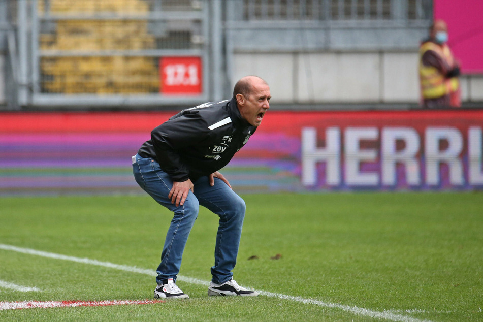 Zum Niederknien: FSV-Trainer Joe Enochs (50) wartet noch immer auf den ersten Sieg.