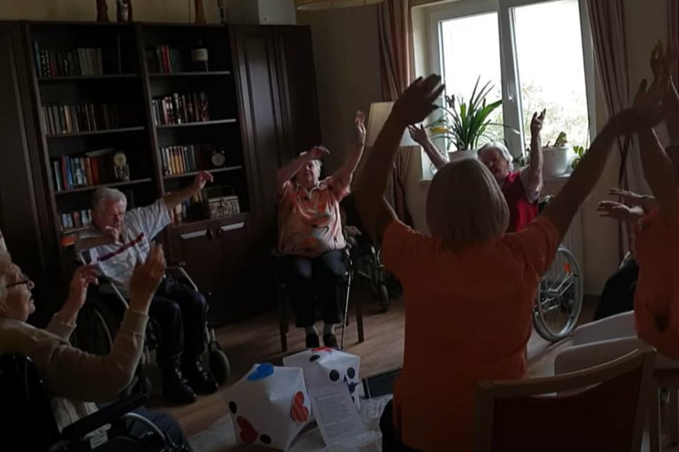 Hoch die Hände! Die Seniorengruppe aus Erxleben macht einen Sitztanz zu "Steh auf" von Till Lindemann (57).