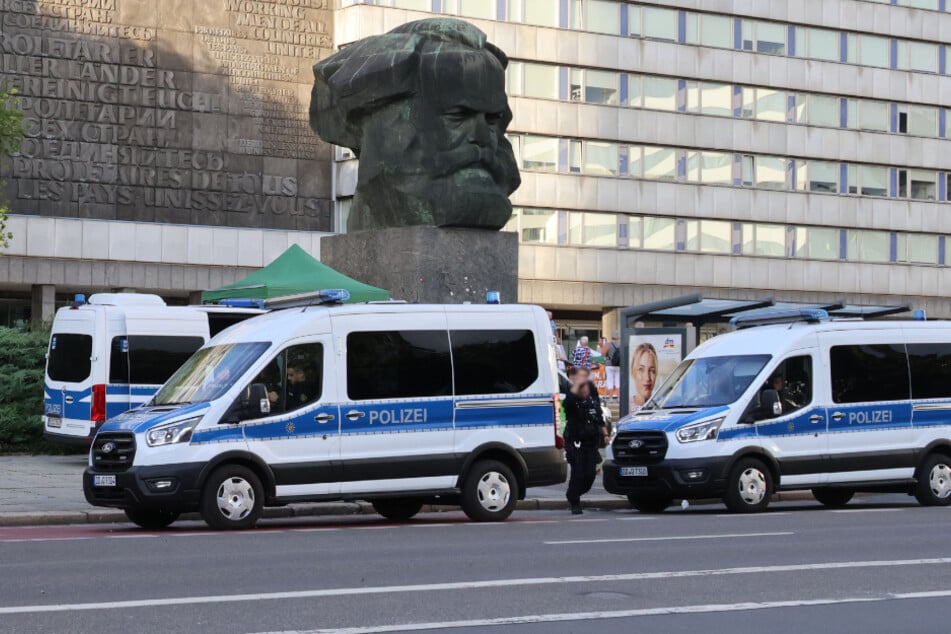 Chemnitz: Vorfall bei Demo in Chemnitz: Mann fuchtelt mit Holzlatte herum und bedroht Einsatzkräfte