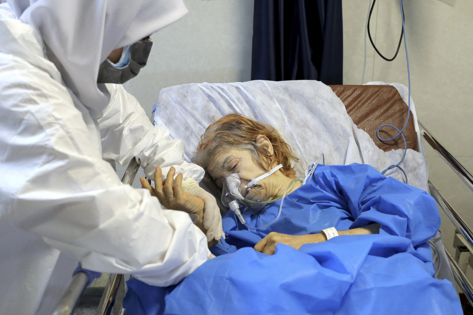 Eine Krankenschwester kümmert sich um eine Corona-Patientin im Shohadaye Tajrish Hospital in Tehran. Nachdem die iranischen Behörden im vergangenen Jahr für die Verharmlosung des Virus kritisiert wurden, haben sie Teil-Lockdowns und andere Maßnahmen eingeführt, um die Corona-Pandemie zu bremsen.