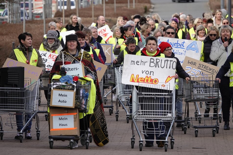 Bereits im Februar hatten unter anderem in Chemnitz Beschäftigte im Einzelhandel die Arbeit niedergelegt.