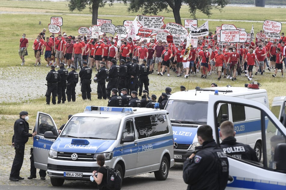 Auch Fans des 1. FC Köln begaben sich unter der Beobachtung der Polizei zum Aufstellort für die teilnehmenden Demonstranten.