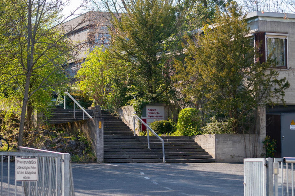Blick auf den Eingangsbereich des Bamberger Gymnasiums. Drei ehemalige Schüler sollen im Mai 2019 die Abituraufgaben aus einem Tresor geklaut haben.
